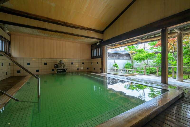 【ＪＲ和歌山駅発】 ようきなった秋の越後！美人の湯・月岡温泉と絶景を望む瀬波(せなみ)温泉3日間3