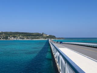 【那覇・北谷・恩納村発/北部観光】ラド美ら海号（美ら海水族館入館券付）『沖縄1日観光バスツアー』8箇所より乗降車可能！★「万座毛」→「沖縄美ら海水族館(水族館入館券付)」→「古宇利島」→「ナゴパイナップルパーク」→「御菓子御殿」★￥7,300★2