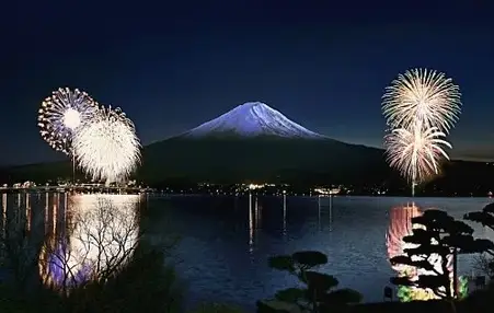 ＜新宿発・西船橋発＞ 2月23日は「富士山の日」♪　冬の富士に大輪の花咲く！ 河口湖冬花火 と 光のトンネル！時之栖イルミネーション　そして御殿場高原ビールで豪華50種ブッフェの夕食