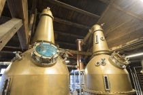 【金山駅南口発】＊日帰り昼食付＊『北陸最古の蒸留所見学と「 竈flamme 炭三郎」至福のフルコース』
