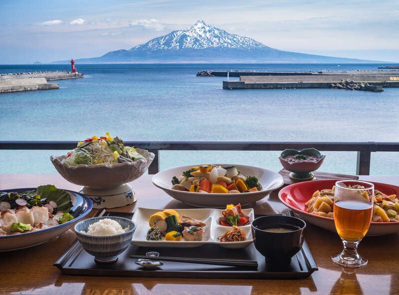 【山形県内発】 往路FDA貸切！夢の浮島「利尻島」、花の楽園「礼文島」2島巡る、日本最北最果ての美食＆美景と富良野の花絶景（4日間）2