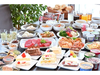 【名古屋発】シャトレーゼホテルでスイーツビュッフェの夕食＆朝食もスイーツ付きビュッフェ＆3種のいちご狩り＆草津温泉街ぶらり散歩【4月11日限定】