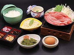 なんと、びっくり！これは桜でなく梅なんです！圧巻！鈴鹿の森庭園しだれ梅祭りと「特選牛すき焼き御膳」又は「伊勢真鯛海鮮鍋膳」の選べる昼食【五位堂・橿原神宮・大和八木発】2