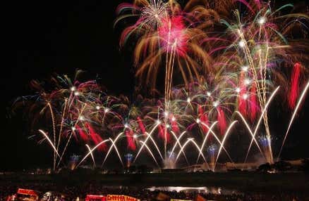 [新宿発]有料観覧席(イス/A席)付！土浦の花火100周年記念。日本三大花火「第94回土浦全国花火競技大会」鑑賞バスツアー