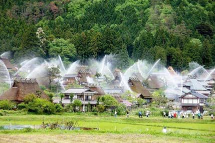 見学できるのは1年間で2日だけ!秋の美山かやぶきの里一斉放水見学ツアー【久宝寺・近鉄八尾・八戸ノ里・新石切発】