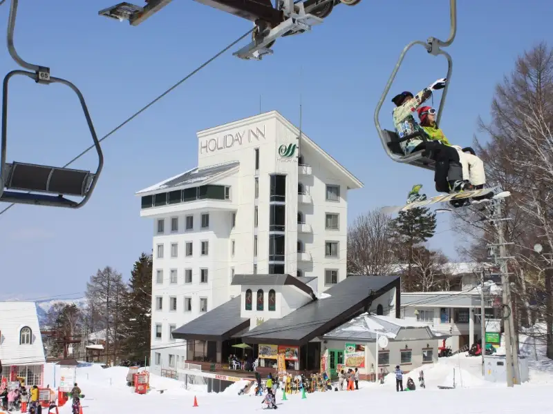 朝発バス／池袋発　北志賀ホリデーイン　竜王スキーパーク　選べるリフト券｜リフト乗り場まで10mの好立地！こだわり料理が自慢！隣接レストランでは本格石釜焼きピッツァを提供1