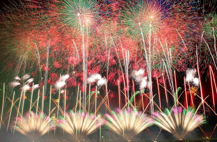 [志木/大宮発]楽々パイプイス桟敷席でゆっくり観覧！花火師の殿堂「第98回大曲全国花火競技大会」を日帰りバスツアーで堪能！2