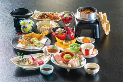 【大分・かんたん・北浜・別府発】 のどかな河畔の宿にて料理長が腕をふるう会席料理を食す！楽して行ける秘境・桜滝＆紅葉に包まれる日田蒸留所散策　日帰り　