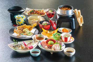 【大分・かんたん・北浜・別府発】 のどかな河畔の宿にて料理長が腕をふるう会席料理を食す！楽して行ける秘境・桜滝＆紅葉に包まれる日田蒸留所散策　日帰り　1