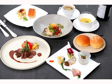 【名古屋・一社発】本格フランス料理フルコース&東海屈指の紅葉名所・香嵐渓と小原の四季桜