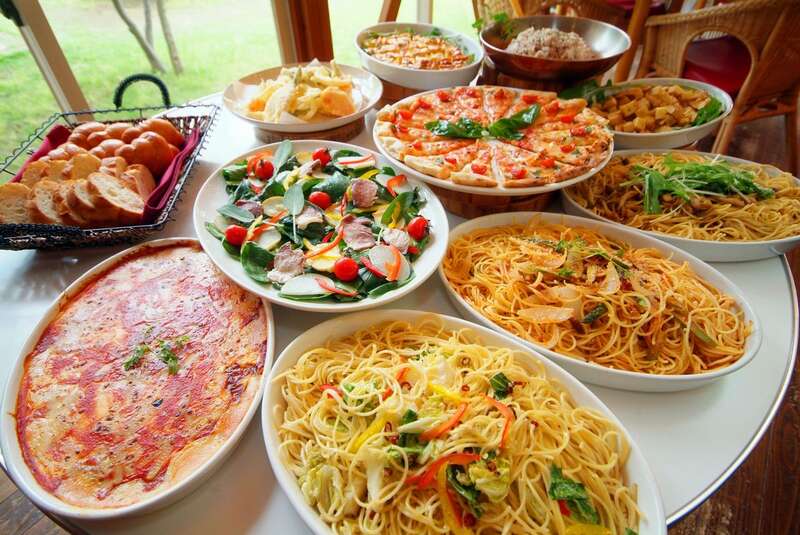 【茨城県内発】 幻想的な世界一の藤 『あしかがフラワーパーク』 果実畑の隠れ家レストランでランチブッフェと天平の丘公園の八重桜　日帰り2