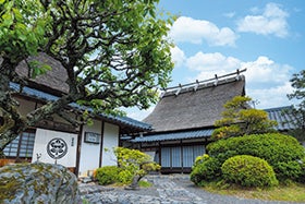 明石　名谷　三宮　発
№2822 緑滴るかやぶきの里へ　美山で鮎料理堪能3