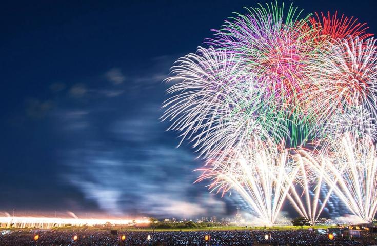 [東京発]≪左岸イス観覧席付≫日本三大花火「長岡まつり大花火大会」へ！お帰りはさっぱり温泉入浴付日帰りバスツアー！≪大花火を指定観覧席で満喫！≫3
