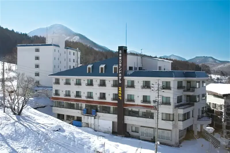 夜発バス／新宿・池袋発　北志賀グランドホテルウエスト　小丸山スキー場　選べるリフト券 | 初心者も安心の緩斜面ゲレンデはホテル目の前！夕食バイキングでお腹もココロも大満足！1