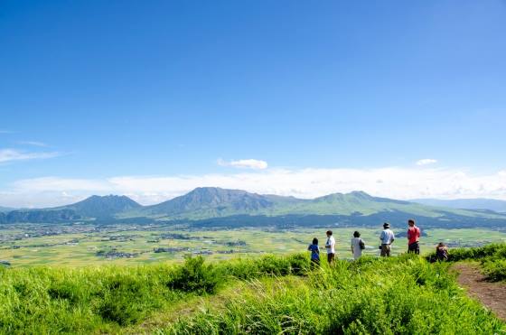 【バスハイク／天神発着】 添乗員同行 春の阿蘇たび！ パワースポットめぐり白蛇神社＆阿蘇神社 食材とこだわりのチーズを使用したハンバーグランチ ☆門前町商店街でつかえる水基めぐりクーポン付き☆1