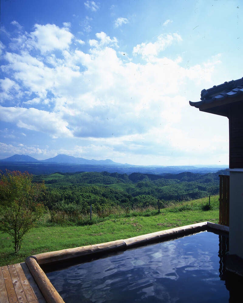 【出雲市駅・松江駅・安来駅・米子駅発】 初夏の大分・花散歩と雄大な阿蘇涼景めぐり2日間2
