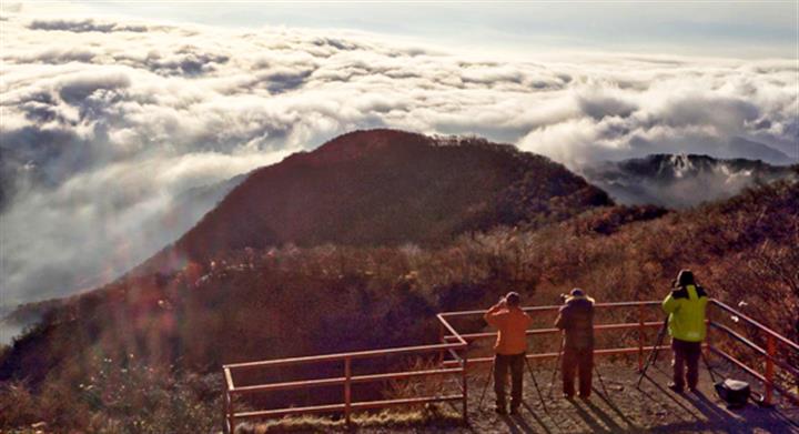 ＜新宿発・西船橋発＞ 日本百名山・錦秋の赤城山　湖上に広がる絶景の紅葉 と 小尾瀬と呼ばれる高層湿原・覚満淵の木道トレッキング　そして、縁結びのパワースポット・赤城神社　～群馬名物！「特製・まいたけ弁当」付き～3