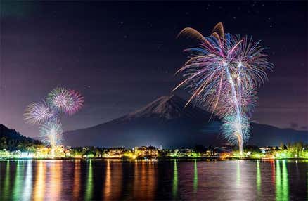 【早割30】[横浜・町田発]1日限りの冬の祭典♪大空を舞うスカイランタン®＆山中湖アイスキャンドルフェスティバル鑑賞！湖畔に映る『河口湖冬花火』鑑賞で美しい夜空や『甲州ワインビーフステーキ』をご堪能の日帰りバスツアー！