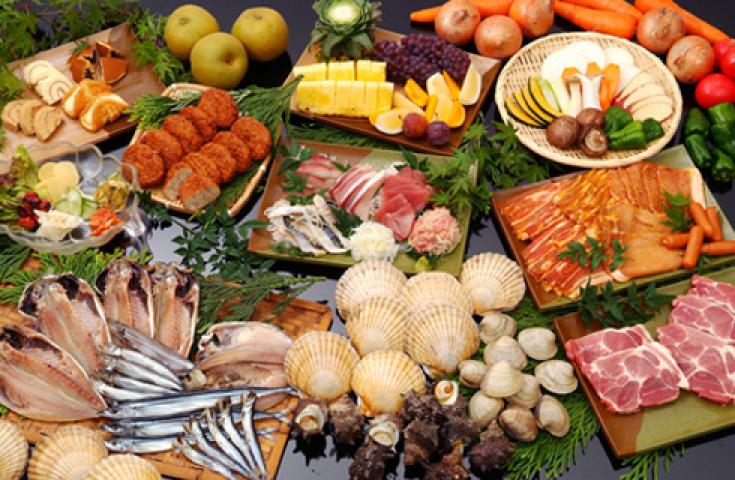 【早割30】[新宿発]千葉で大人気の海鮮浜焼き＆房総いちご狩り食べ放題♪はちみつ工房の見学や食べ比べ試食体験、カリッと揚げたて芋けんぴのご試食やお買い物等、早春の千葉を大満喫の日帰りバスツアー!1