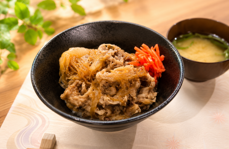 【早割30】[新宿発]神コスパ天才企画★vipツアー限定！絶品！えらべる『神戸牛』ランチ＆みんなだいすき！「シャインマスカット狩り食べ放題」＆新登場！あさぎりフードパーク＆道の駅朝霧高原でお買い物♪3