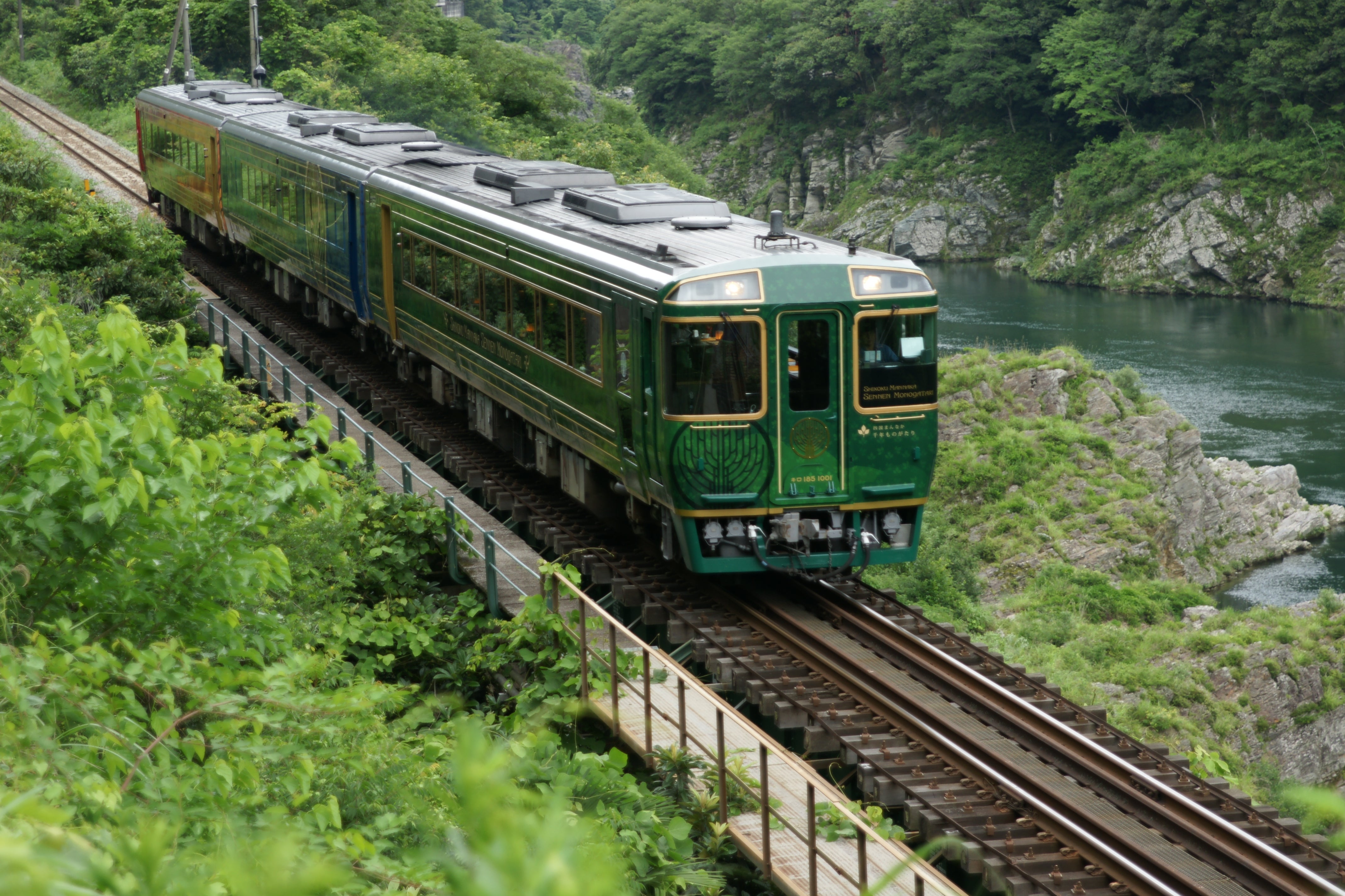 【東京駅・品川駅・新横浜駅発】 観光列車で四国ぐるり周遊！ 伊予灘ものがたり・四国まんなか千年ものがたりと しまんとグリーンライン3日間3