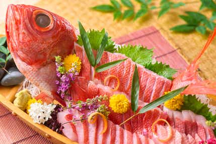 【秋田県・新幹線駅発】 金目鯛づくしとあわびの海鮮バイキングの夕食と下田あじさい見物2日間