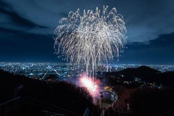 【札幌市内発/立ち見プラン】音楽と連動する花火が冬空に舞い上がる♪大倉山冬花火 日帰りバスツアー