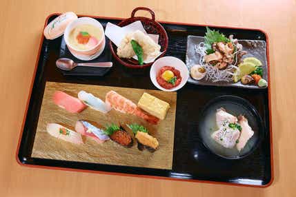 【新大阪・新神戸・岡山・広島駅発】 すしの都北九州!！三方の海の恵み「北九州寿司」の夕食とロマンの門司港・萩・津和野2日間