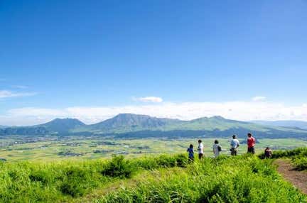 【バスハイク/天神発着】 添乗員同行 春の阿蘇たび! パワースポットめぐり白蛇神社&阿蘇神社 食材とこだわりのチーズを使用したハンバーグランチ ☆門前町商店街でつかえる水基めぐりクーポン付き☆