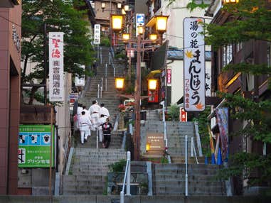 『湯畑から徒歩圏内の好立地ホテル!「5つ星の宿」喜びの宿 高松に宿泊 草津温泉約18時間滞在 2日間』<ゆったり旅>