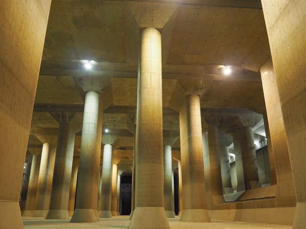 『涼しい地下へご案内「首都圏外郭放水路」ガイド付き見学 築130年の古民家でいただく鴨汁せいろうどんの昼食』【町田 出発】1