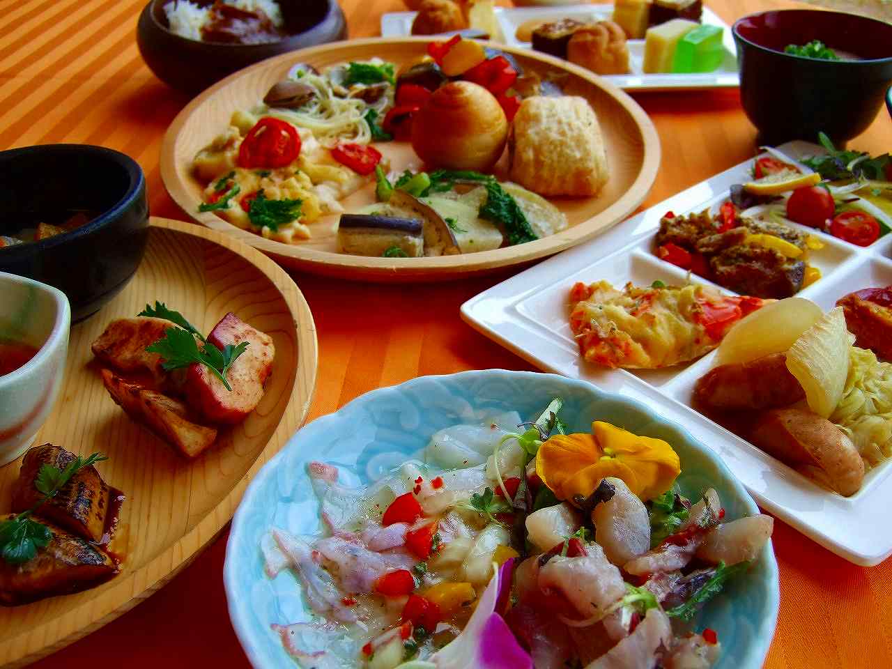 【近鉄（大阪上本町駅～大和八木駅）発】 近鉄団体専用列車「楽」を特別貸切！渥美半島・伊良湖ランチバイキング・ いちご狩り・伊勢湾クルーズの旅　日帰り3