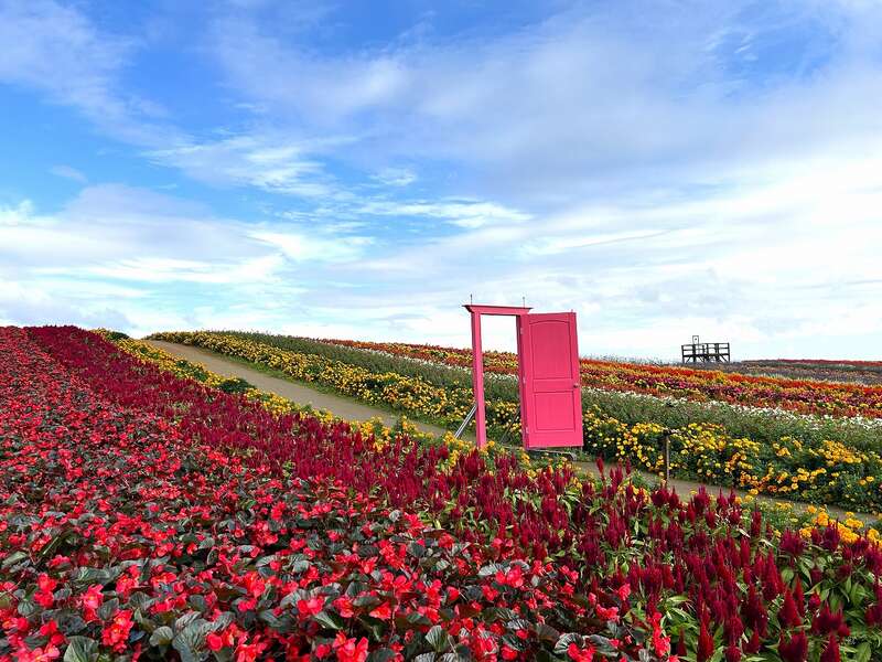【福島県内発】 秋の虹色ガーデンと秘湯〇〇温泉で洋風懐石御膳 　敬老の日ミステリーツアー 日帰り1