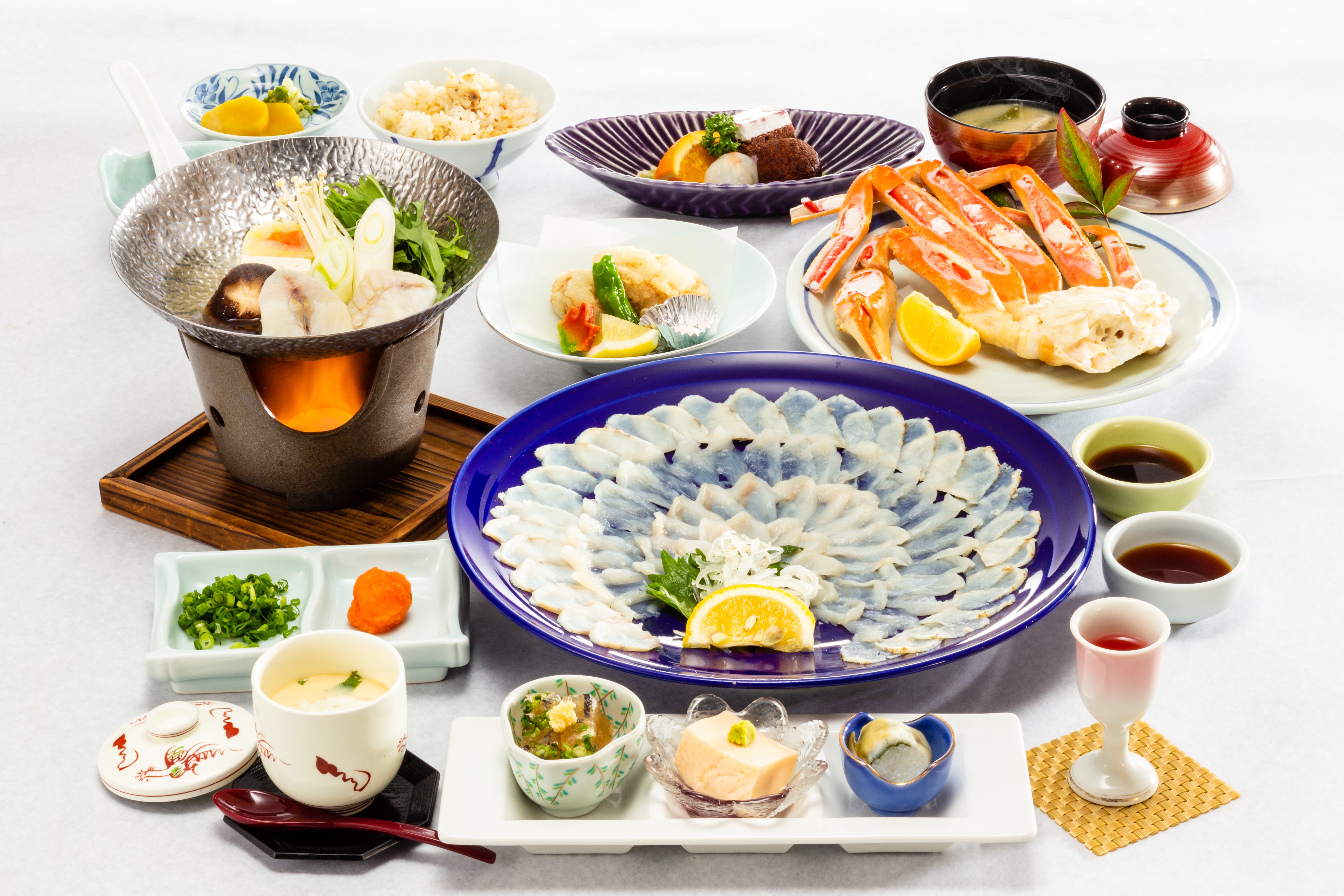 【岡山・倉敷発着】庵治温泉でいただく　さぬきでんぶくお刺身一人40切れと　天然ふぐづくしフルコース＆ボイルズワイガニ300g！！　和三盆型抜き体験「讃州井筒屋敷」完成品はお持ち帰り♪1