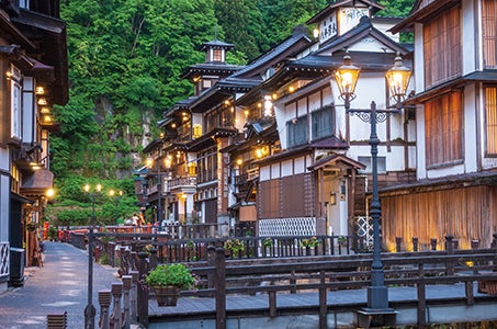 〈東京発〉白神十二湖青池・弘前公園・十和田湖・銀山温泉散策・「リゾートしらかみ」・東北5県を巡る4日間　大間マグロ三色丼の昼食!（3日目）・日本海沿いを走るJR五能線リゾート列車に乗車!2