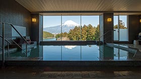 龍野・姫路　発
富士山の特等席でご宿泊　休暇村富士と冬の富士を望む