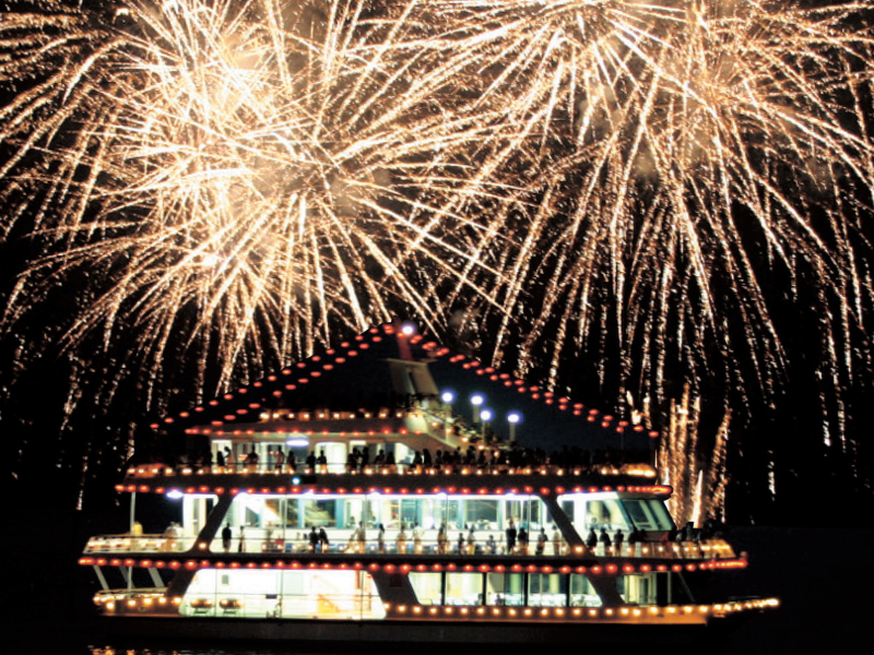 🔥8/4催行決定🔥【新宿発】9,000円台～ぶっとび格安✨遊覧船🚢から見る芦ノ湖花火大会2026🎆 御殿場アウトレットでショッピングタイム付き👜日帰り花火バスツアー1