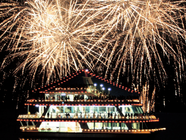 🔥8/4催行決定🔥【新宿発】9,000円台~ぶっとび格安✨遊覧船🚢から見る芦ノ湖花火大会2026🎆 御殿場アウトレットでショッピングタイム付き👜日帰り花火バスツアー