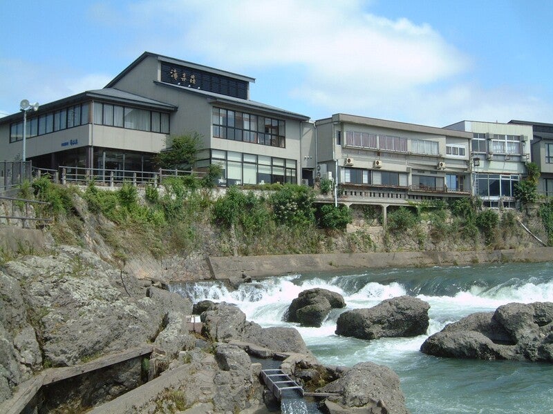 【阪神地区発】 名勝！兵庫百景「闘竜灘」＆料理旅館「滝寺荘」でご昼食 バラの名所巡りと「加東アート館」と日本遺産「播州清水寺」青もみじ　日帰り1