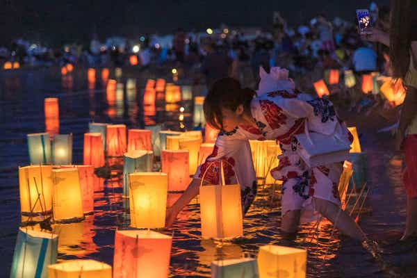 【富山県内発】 有料観覧席から観る！第76回敦賀とうろう流しと花火大会  ２日間2