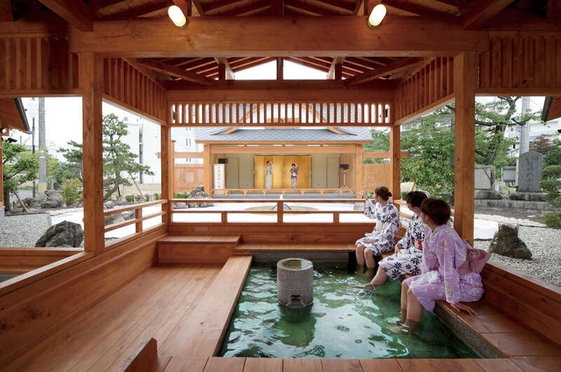 【山形県内発】 期間限定公開！二宮家バラ園と日本庭園＆ 情緒ある月岡温泉街歩きと割烹で味わうランチ会席「花嫁弁当」（日帰り）2