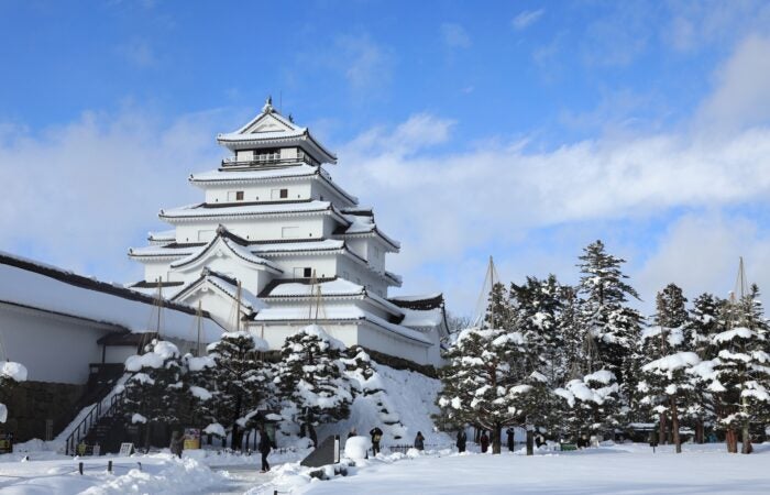 【横浜発】大内宿と会津若松 冬の大内宿散策と会津若松の歴史名所巡り！名湯東山温泉でゆっくり滞在にアルコール飲み放題まで！！鶴ヶ城見学＆会津名物『わっぱめし』昼食付2
