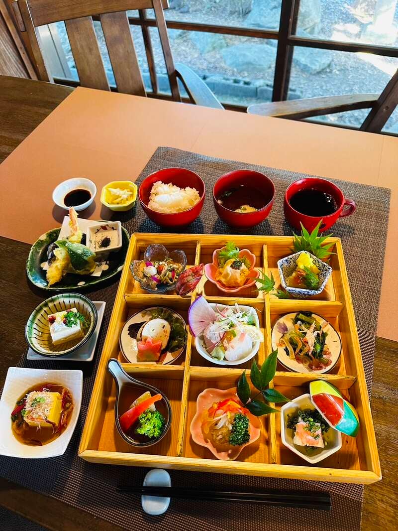 【C：直方・飯塚発】 割安なお菓子直売所へ潜入！新緑に包まれる日本庭園とちっごワイルドフラワー　日帰り　1