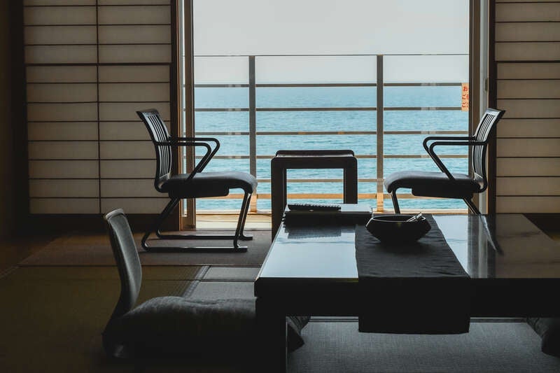 【栃木県内発】 日本海を望む！「5つ星の宿」 由良温泉 ホテル八乙女 ゆったり17時間滞在　幻想的な世界一のくらげ水族館「加茂水族館」 12年に一度の午年御縁年に行く！羽黒山２日間3