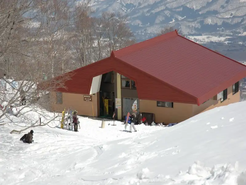 夜発バス／東京・横浜・お台場発　赤倉ホテルアネックス　赤倉観光リゾートスキー場　選べるリフト券｜ゲレンデまで徒歩3分！源泉かけ流し、湯量たっぷりな4種の温泉をお楽しみいただけます！2