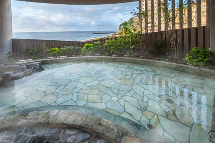 【山梨県内発】 伊豆のリゾート･美人の湯「熱川温泉」に宿泊！源泉かけ流し！太平洋の大海原望む露天風呂！全室オーシャンビュー！ 70種和洋中バイキング！ 下田300万輪のあじさい・黒船「サスケハナ」乗船と土肥金山 ･伊豆の名瀑！浄蓮の滝