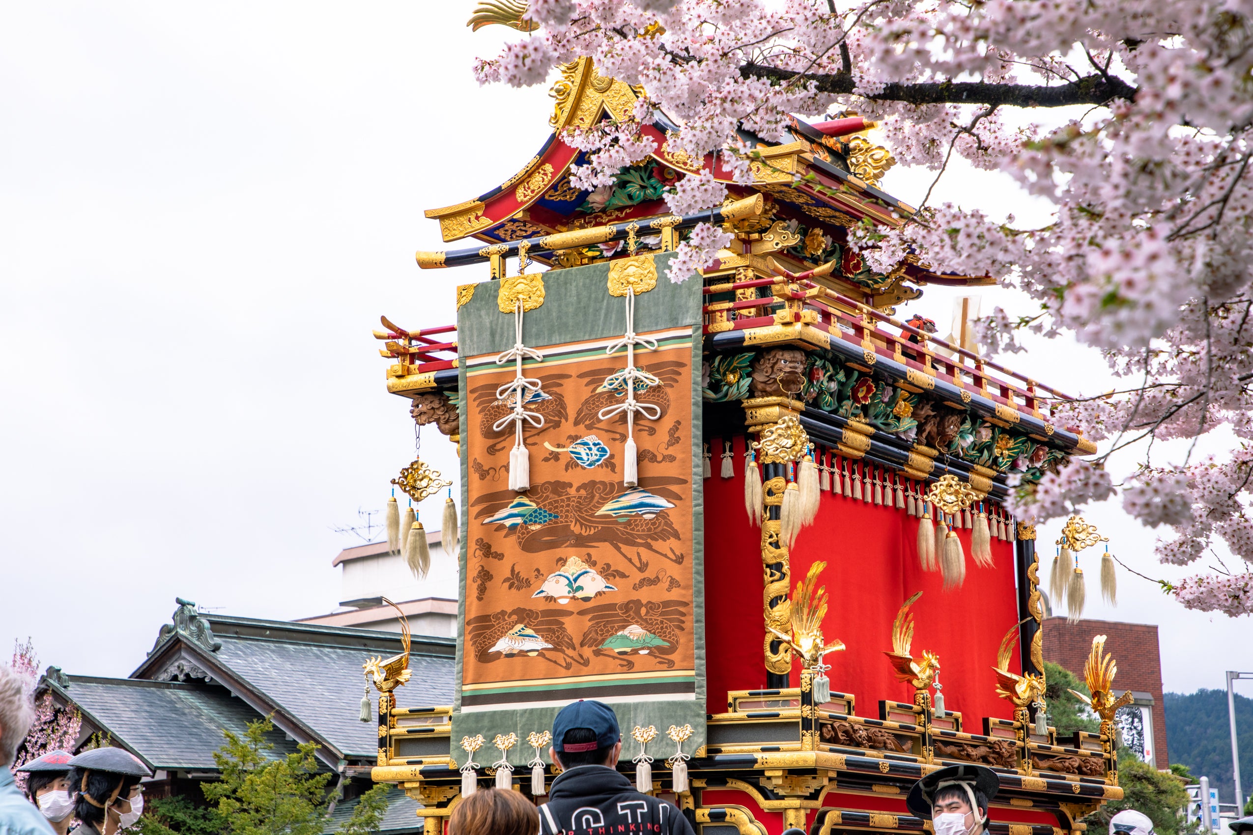 【富山県内発着】絶品とろろのご昼食とミュージアムの入場付き！『春の高山祭』1