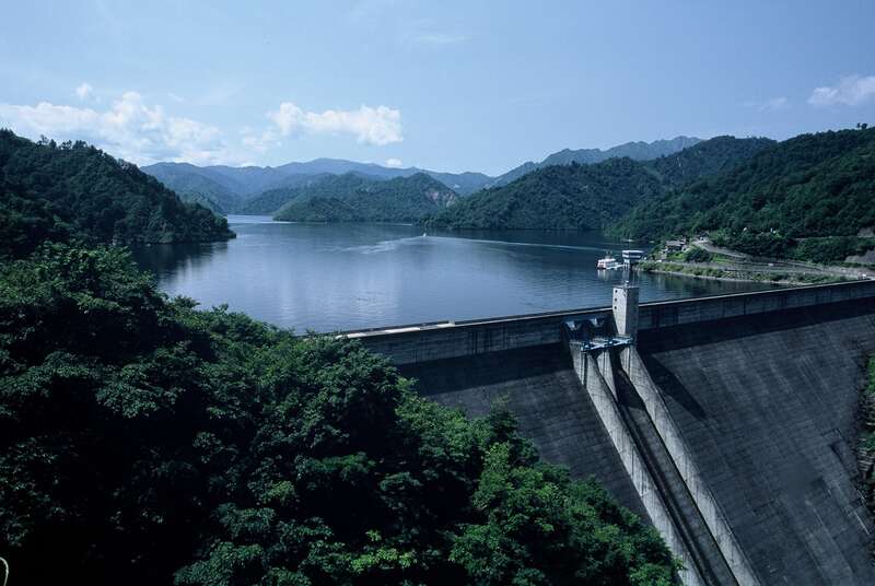 【東京駅・上野駅・大宮駅・高崎駅発】 【旅せよ平日】越後路ハイライト！うれしい１泊４食付 「秘境・船長ガイドで巡る奥只見湖クルーズとダムウォーク」 「日本三大峡谷・清津峡」　「雲上テラス湯沢高原ロープウェイ」　２日間3