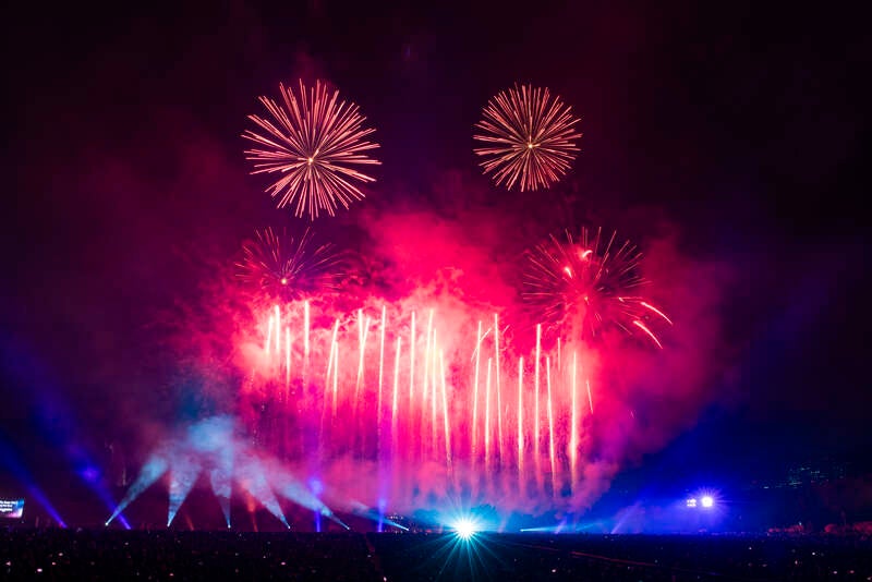 【大津・草津エリア発】 【夕食お弁当・お茶付】ダイナミックシート（パイプ椅子席）から観る！「第５回 万博夜空がアートになる日 2026」花火大会　万博記念公園（吹田市）　日帰り1