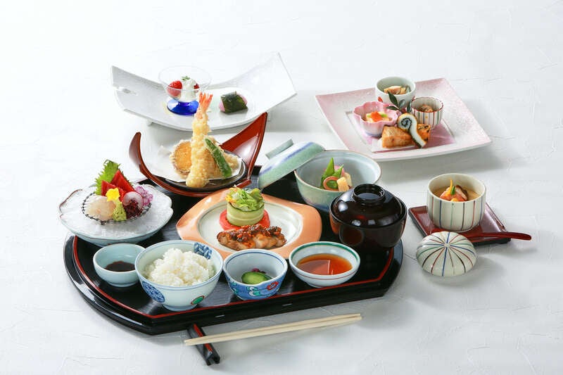 【埼玉県内発】 憧れの「森の中の迎賓館」で選べる和・洋・中ランチ バラ香るお花畑　いばらきフラワーパーク3